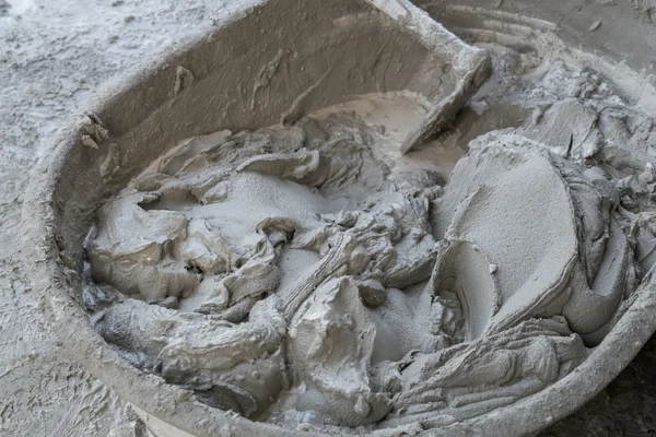 İnşaat için merheme çimento karıştırıyorum.