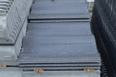 beton kiremit (gri renk) inşaat sahasında yığını