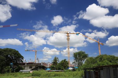 Mavi gökyüzü ile endüstriyel inşaat vinç 