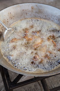 derin bir tavada yağda kızartma tavuk