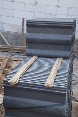 beton kiremit (gri renk) inşaat sahasında yığını