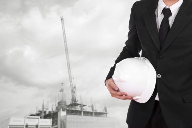 kask inşaat vinç arka plan ile tutan mühendisi