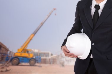 kask inşaat vinç arka plan ile tutan mühendisi