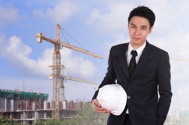 kask inşaat vinç arka plan ile tutan mühendisi