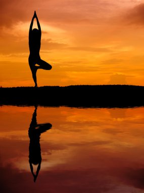 Su yansıması ile güzel bir Yoga kadın silüeti