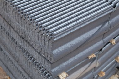 beton kiremit (gri renk) inşaat sahasında yığını