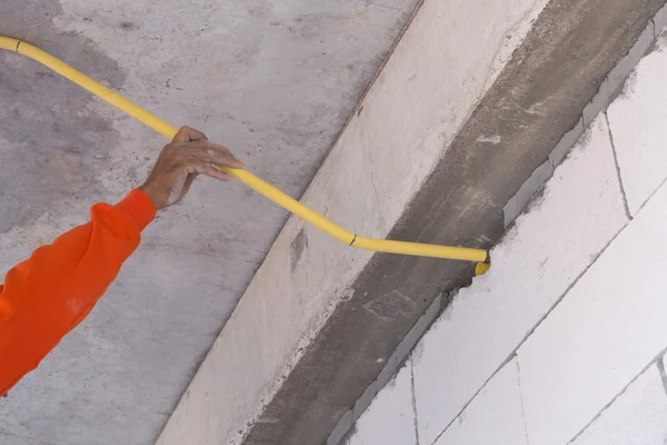 Trabajador instalar tubos de PVC para conducto eléctrico —  Fotos de Stock