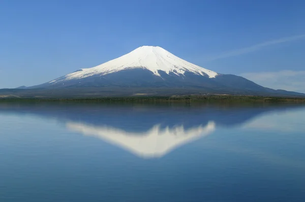 Vista del Monte Fuji con reflejo de espejo en el lago, Japón — Foto de Stock