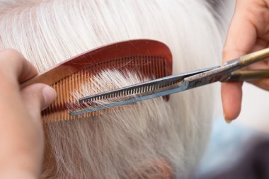 üst düzey kadının gri saç kesme