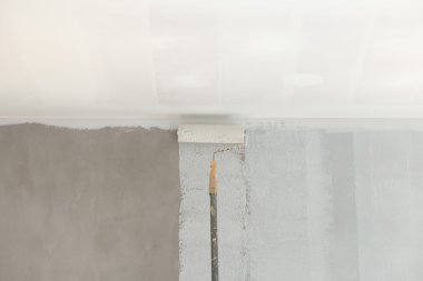 bir duvar boyama ve bezi ile tavan