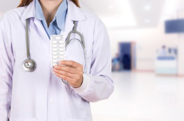 kadın doktor hastanede haplarla holding 