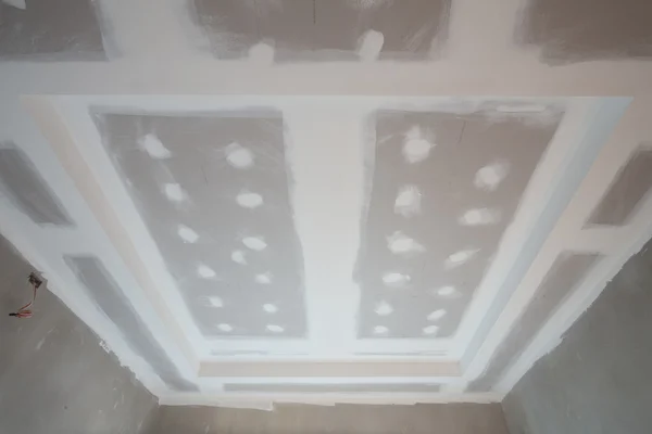 Sádrová omítka strop staveniště — Stock fotografie