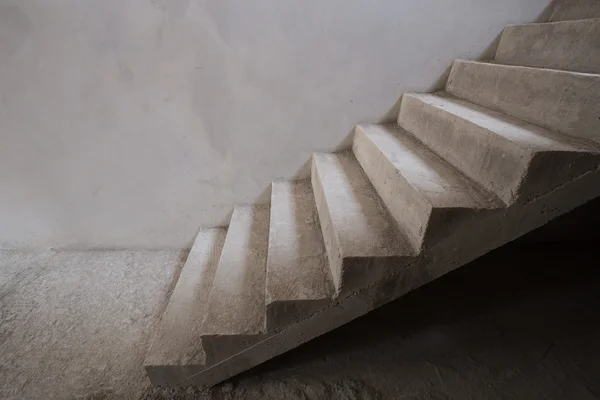 Цементобетонная конструкция лестницы в жилом доме — стоковое фото