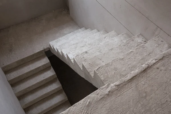 Schodiště cementu betonové konstrukce v bytový dům Milan — Stock fotografie