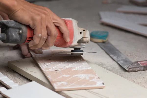 Lucrător în construcții măcinarea unei plăci folosind un polizor unghiular — Fotografie, imagine de stoc