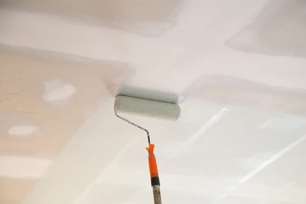 Peinture d'un plafond en plâtre de gypse avec rouleau — Photo