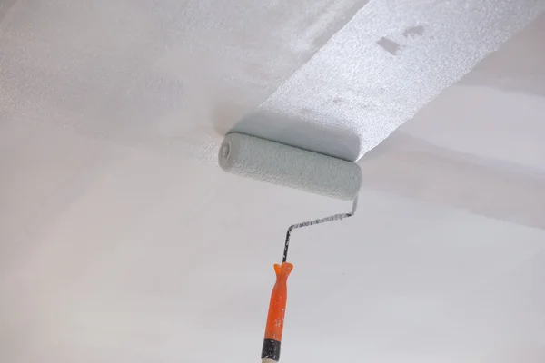 Painting a gypsum plaster ceiling with roller — Stock Photo, Image