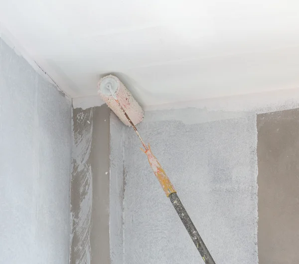 Painting a gypsum plaster ceiling with roller — Stock Photo, Image