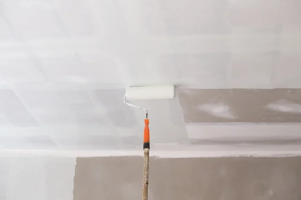 Painting a gypsum plaster ceiling with roller — Stock Photo, Image