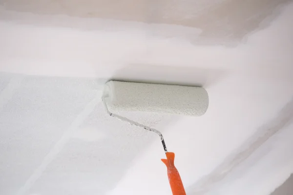 Peinture d'un plafond en plâtre de gypse avec rouleau — Photo