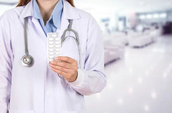 Female doctor holding with pills in hospital — Stock Photo, Image