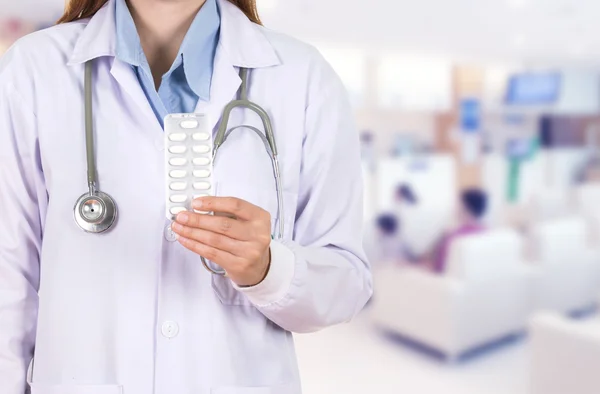 Medico di sesso femminile con pillole in ospedale — Foto Stock