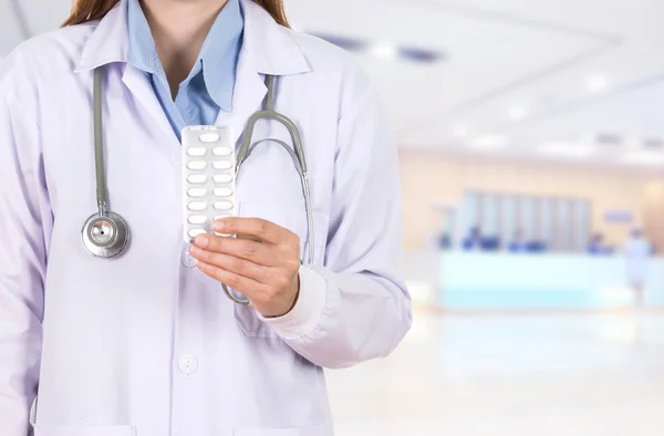 Female doctor holding with pills in hospital — Stock Photo, Image