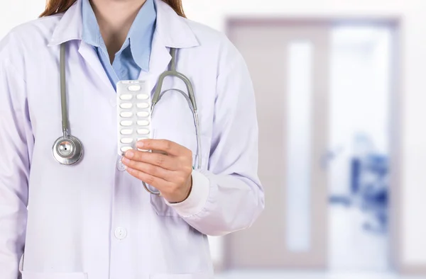 Female doctor holding with pills in hospital — Stock Photo, Image