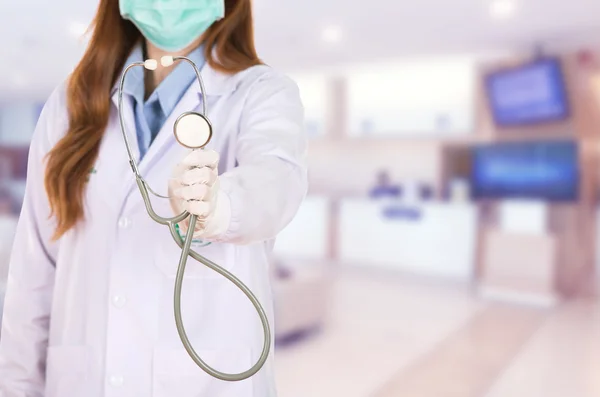 Medico femminile con maschera e stetoscopio — Foto Stock