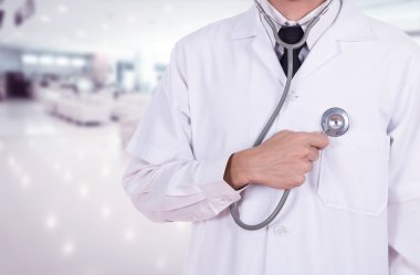 kalbi steteskop hastanede dinlerken doktor