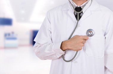 kalbi steteskop hastanede dinlerken doktor