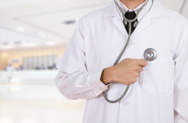 kalbi steteskop hastanede dinlerken doktor