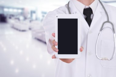 Hastanede doktor gösteren tablet bilgisayar boş ekran