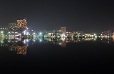 Pattaya Beach gece su yansıması ile Cityscape