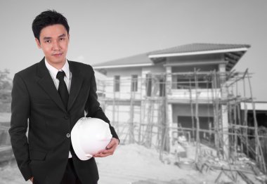 ev inşaat arka plan ile kask tutan mühendisi