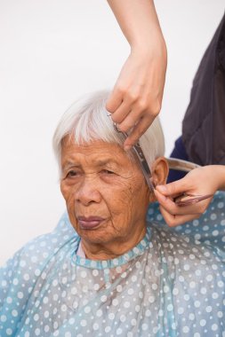 üst düzey kadının gri saç kesme