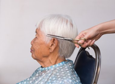 üst düzey kadının gri saç kesme