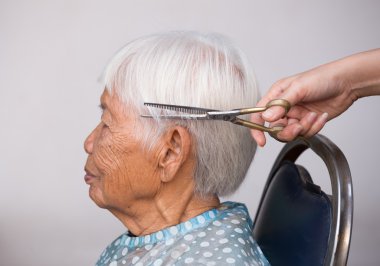 üst düzey kadının gri saç kesme