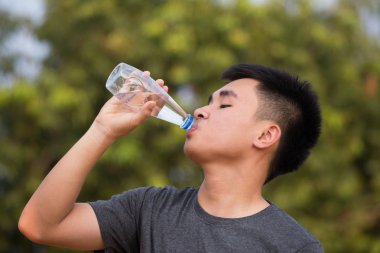 genç adam ya da genç içme suyu şişe