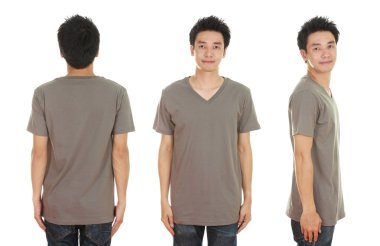 adam boş t-shirt ile 