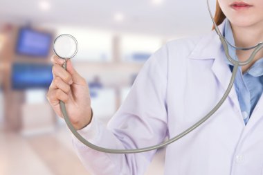 stetoskop ile kadın doktor hastanede kapatın