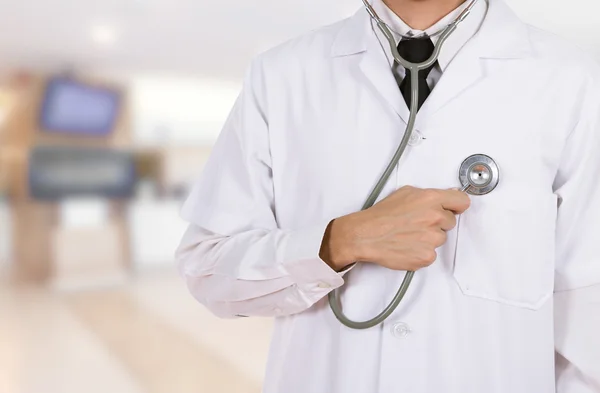 Doctor escuchando su corazón con estetoscopio en el hospital —  Fotos de Stock