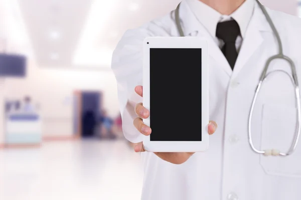 Médico mostrando tablet computador tela em branco no hospital — Fotografia de Stock