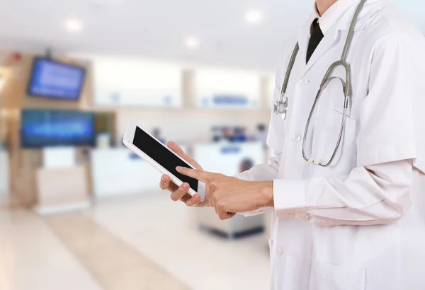 Doktor pracuje na digitálním tabletu v nemocnici — Stock fotografie