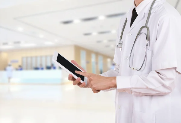 Doktor pracuje na digitálním tabletu v nemocnici — Stock fotografie
