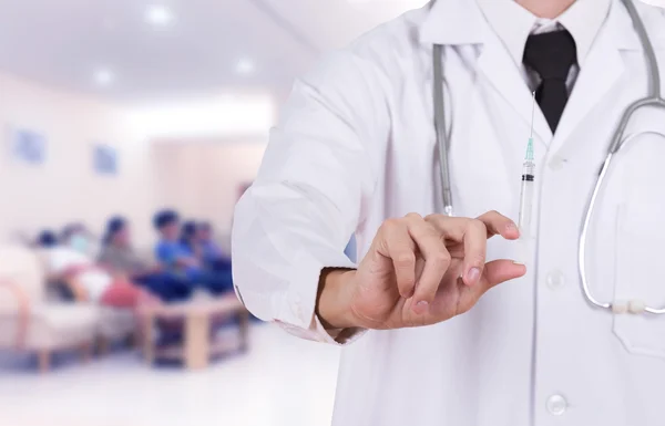 Doctor holding syringe in hospital — Stock Photo, Image