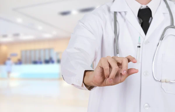 Doctor holding syringe in hospital — Stock Photo, Image