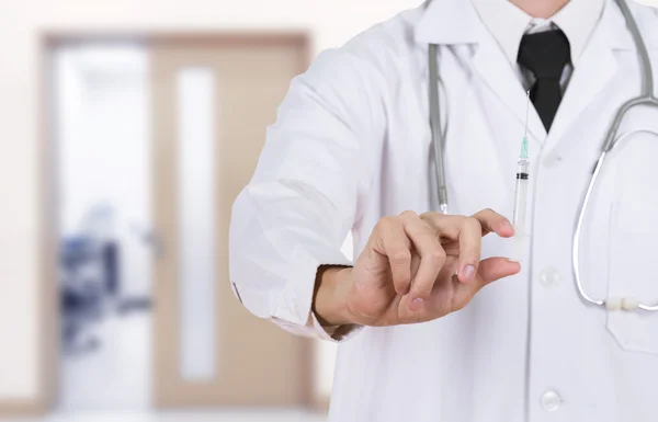 Lékař držící stříkačku v nemocnici — Stock fotografie