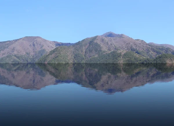 Vista a la montaña con reflejo de agua —  Fotos de Stock