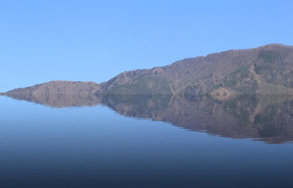 Boom- en bergzicht met water reflectie — Stockfoto